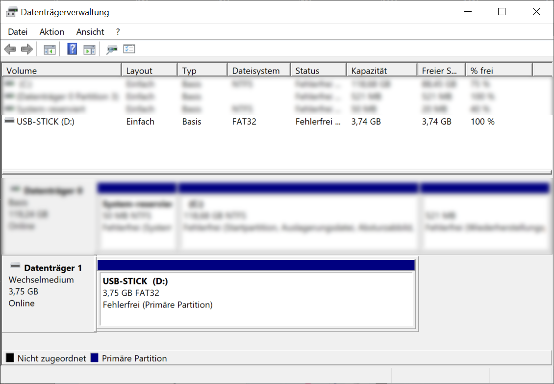 Screenshot der in „Windows 10“ eingebauten Applikation „Datenträgerverwaltung“, welches Partitionierungsinformationen (Dateisystem, Status, Kapazität etc.) eines 4 GB Speichermediums darstellt.