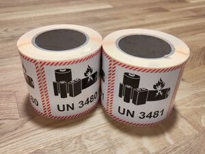 Zwei Rollen mit Gefahrgutaufklebern